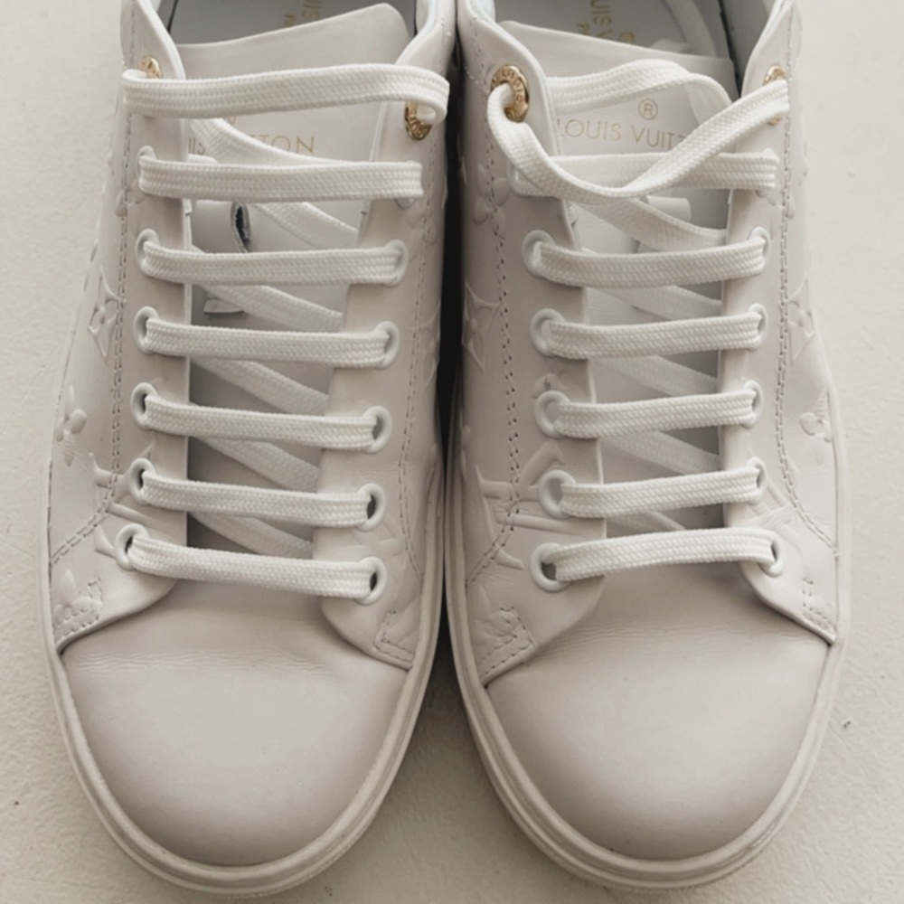 White Size 9 women’s sneakers!